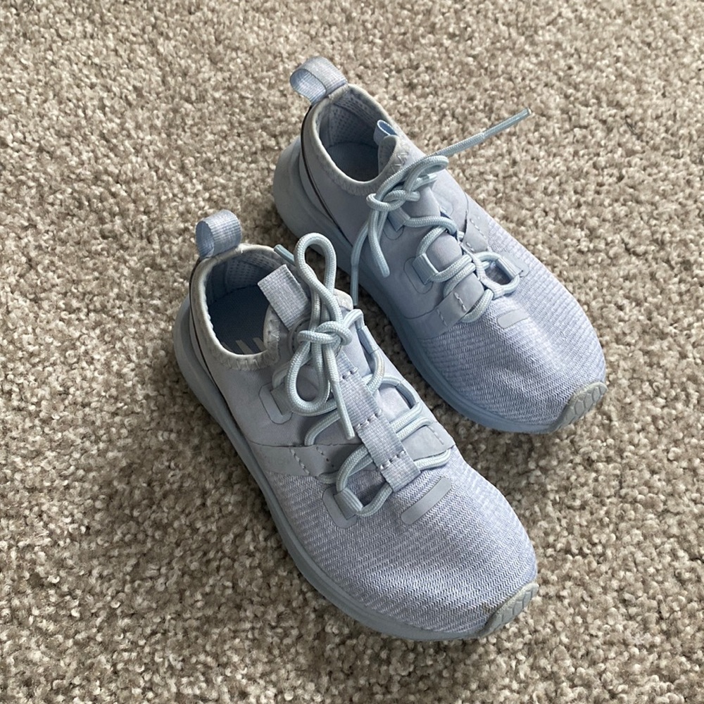 New balance tennis shoes